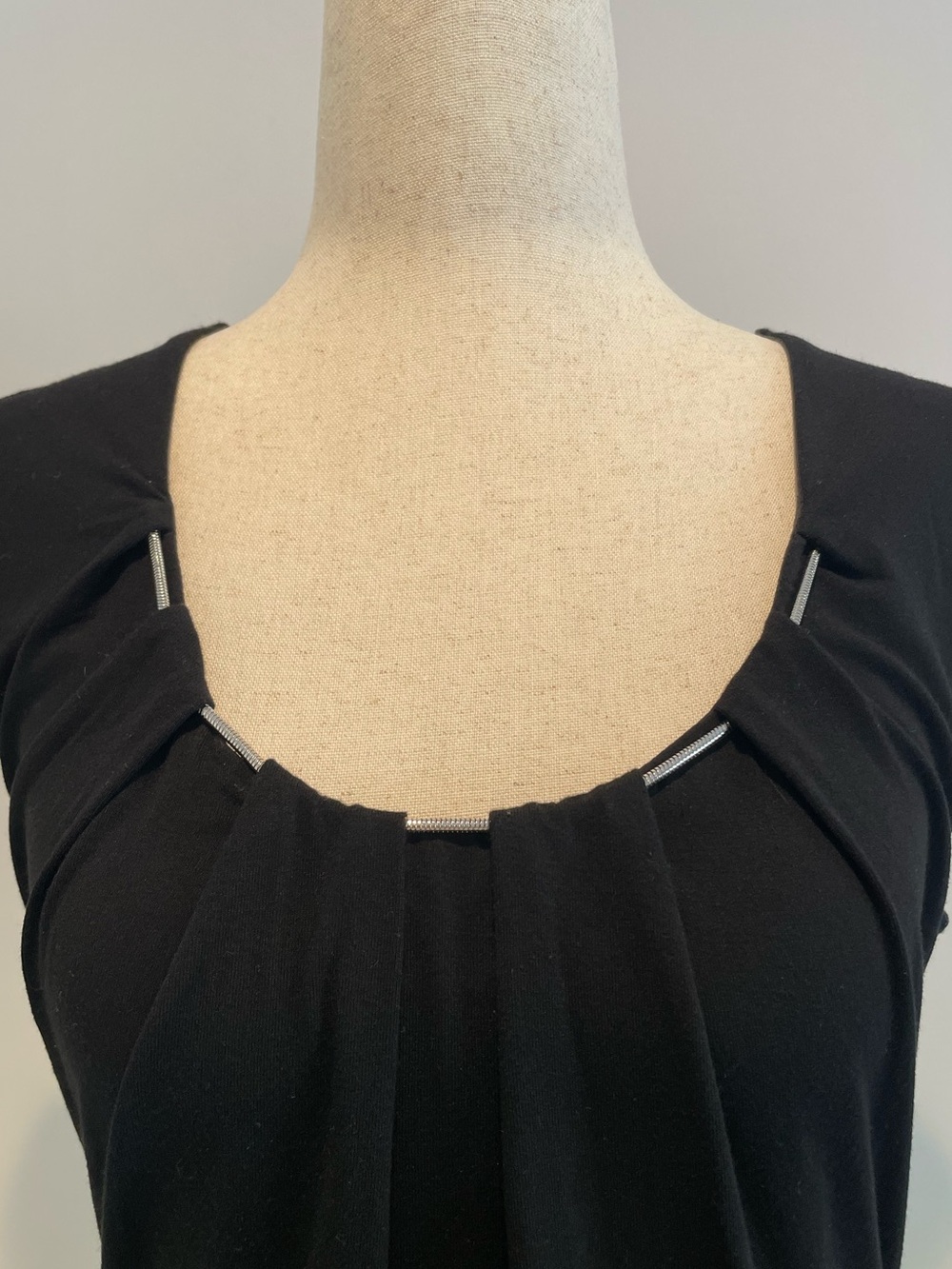 White House Black Market Black Sleeveless Pleated Top EUC - size Small - Picture 2 of 5